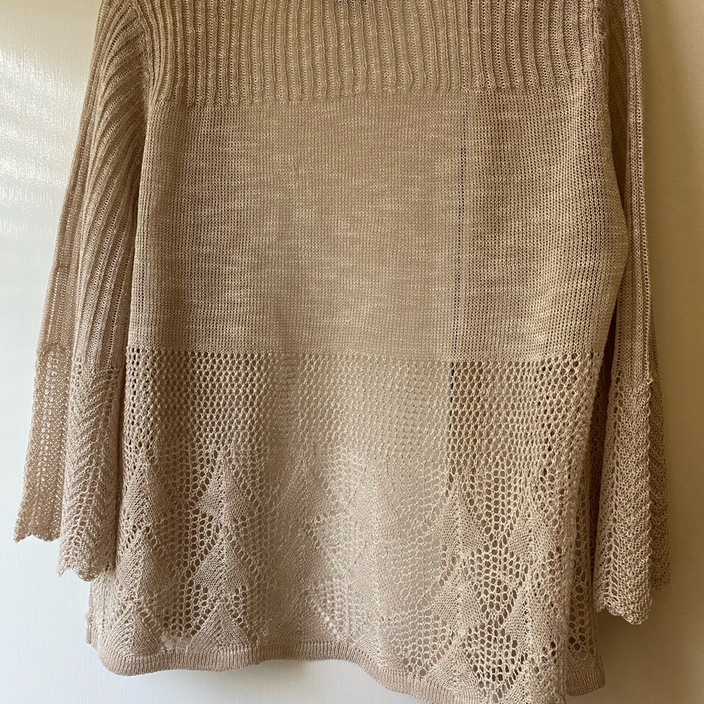Pretty light sweater.  Size M.  Excellent condition.